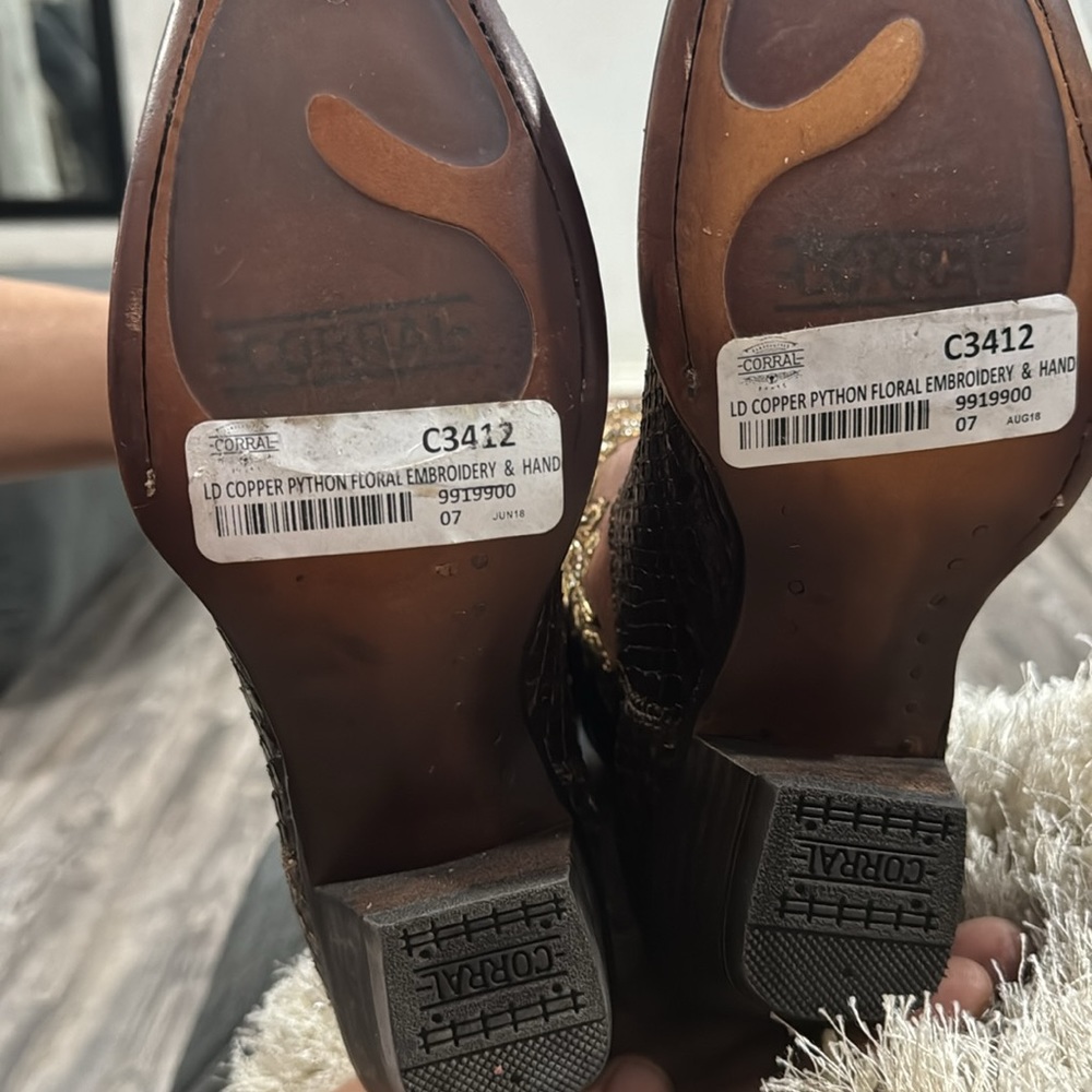 Women python boots size 7 - Picture 3 of 3